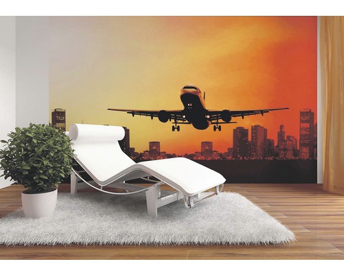 Nástenná maľba s motívom lietadla a panorámy mesta v moderne zariadenom obývacom priestore s lehátkom a kobercom
