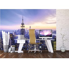 Kancelária so stolom, kancelárskou stoličkou a fototapetou s panorámou New Yorku