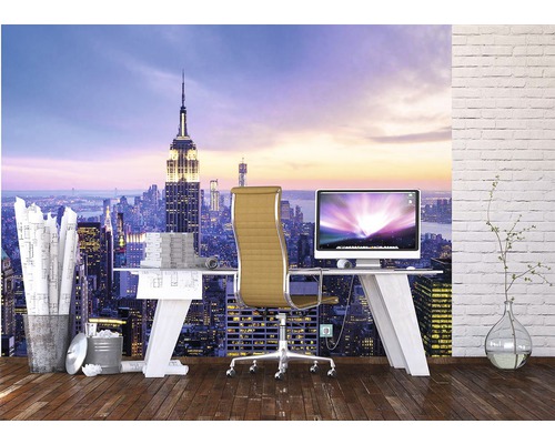 Kancelária so stolom, kancelárskou stoličkou a fototapetou s panorámou New Yorku