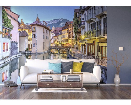 Fototapeta zobrazujúca večerný pohľad na mesto na kanáli