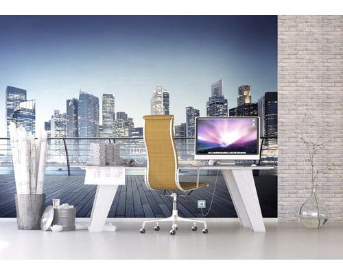 Kancelársky priestor so stolom, kancelárskou stoličkou a tapetou s mestskou krajinou