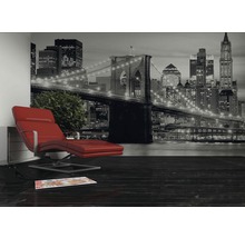 Izba s fototapetou Brooklynského mosta, kreslom a dekoráciou