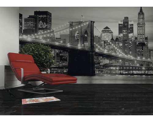 Izba s fototapetou Brooklynského mosta, kreslom a dekoráciou