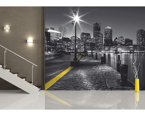 Nástenná maľba s mestským výhľadom v čiernobielom prevedení so žltým značením