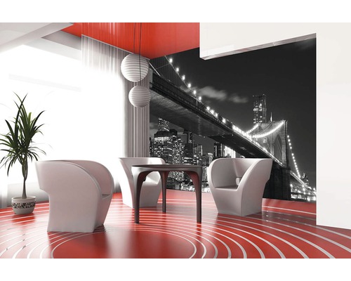 Moderná obývacia izba s fototapetou Brooklynského mosta, kreslami a stolom