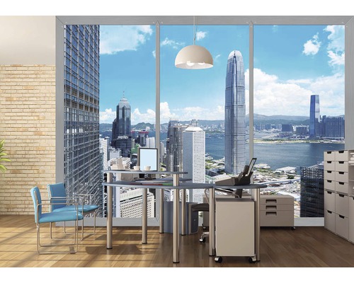 Kancelária so stolom, stoličkou a výhľadom na panorámu mesta