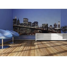Obývacia izba s tapetou New York Skyline, televízna skrinka a stoličky