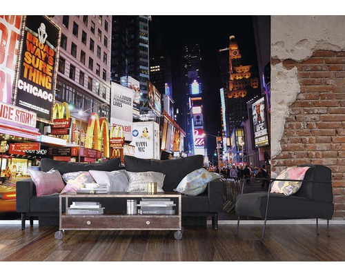 Obývacia izba s fotografickou tapetou zobrazujúcou nočný pohľad na mesto s osvetlenými billboardmi