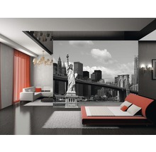 Obývacia izba s fototapetou s panorámou New Yorku so sochou Slobody a Brooklynským mostom