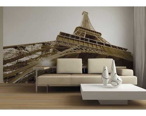 Obývacia izba s fototapetou Eiffelovej veže a moderným nábytkom