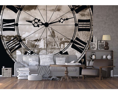 Obývacia izba s nástennou tapetou s dizajnom hodín s výhľadom na mesto