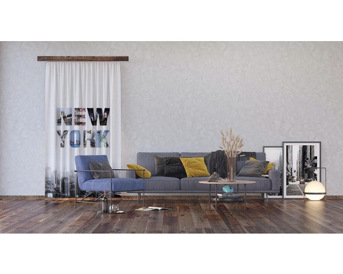 Obývacia izba s pohovkou, kreslom a závesom s motívom New Yorku