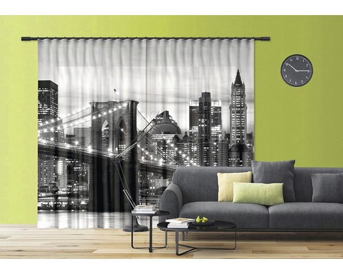 Dekoračné šály s motívom newyorského Brooklynskeho mosta v obývacej izbe