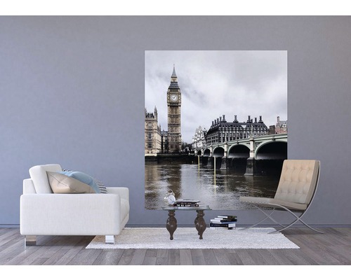 Obývacia izba s nástennou maľbou Big Ben, kreslom a pohovkou