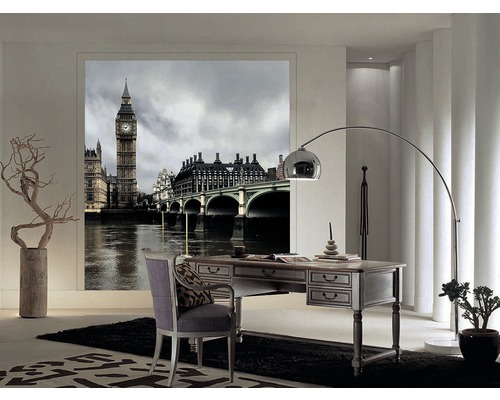 Obývacia izba s fototapetou Big Benu a Temže v Londýne, písací stôl, stolička a stojacia lampa