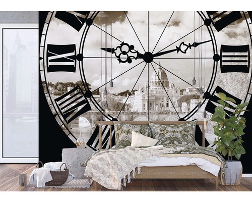 Nástenná maľba s hodinami a mestským motívom nad posteľou