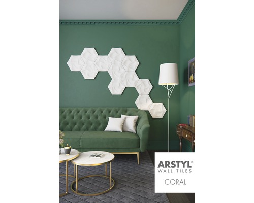 Obývacia izba s dekoratívnymi bielymi nástennými panelmi v tvare šesťuholníka nad zelenou pohovkou