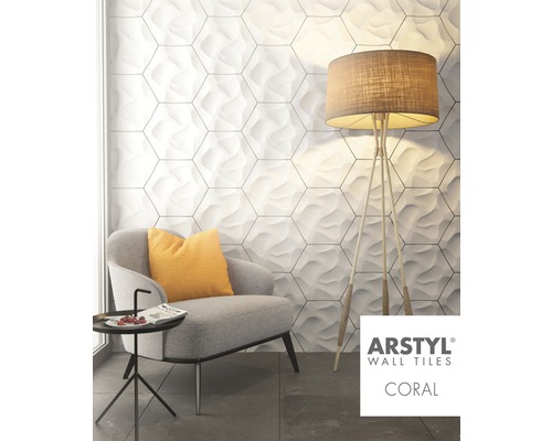 Obývacia izba s kreslom a stenovými panelmi s hexagonálnym vzhľadom