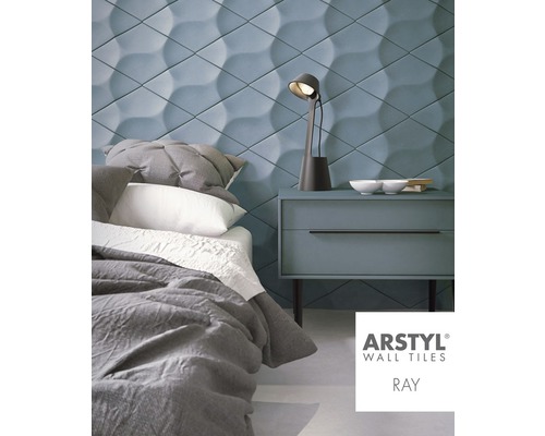 Spálňa s trojrozmernými obkladačkami, nočným stolíkom a posteľou