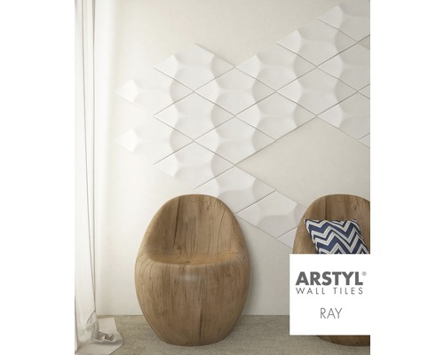 Obývacia izba s dekoratívnymi obkladačkami a dvoma drevenými stoličkami