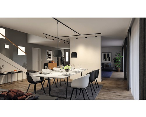 Svetlý jedálenský priestor s jedálenským stolom, stoličkami a lištovými reflektormi.