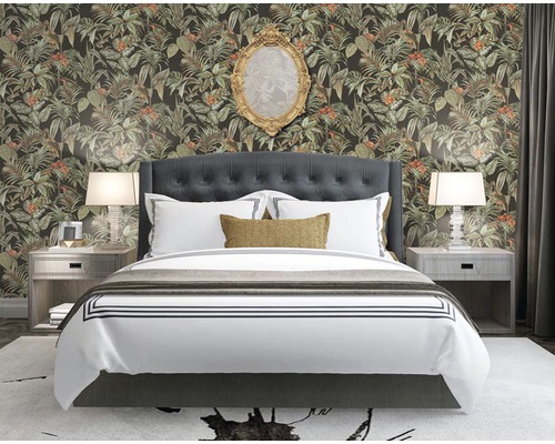 Spálňa s tapetou džungle, posteľou, nočnými stolíkmi a zrkadlom