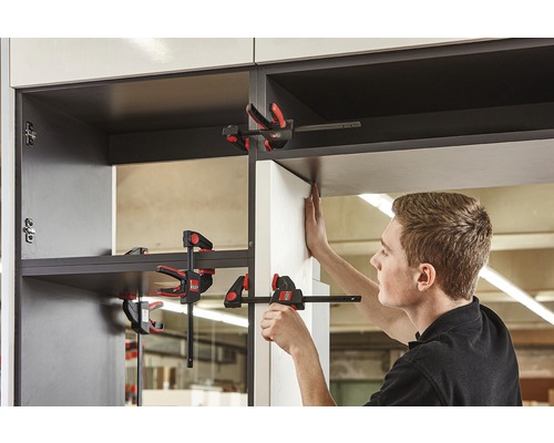 Montáž skrine pomocou jednoručných svoriek