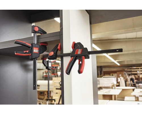 Dve pákové svorky BESSEY fixujú obrobky.