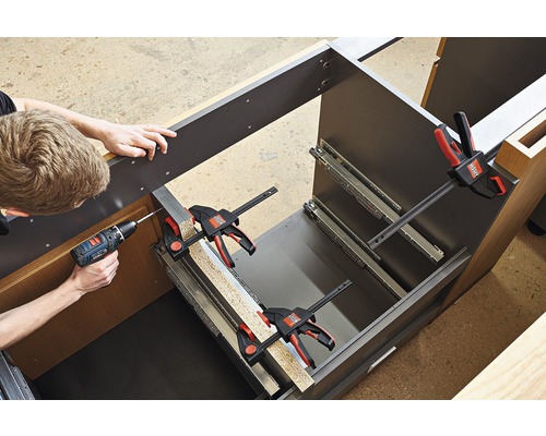 Montáž kuchynskej linky pomocou skrutkových svoriek a akumulátorového skrutkovača