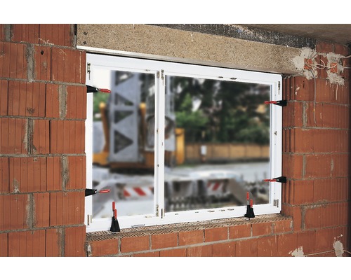 Vstavané okno s upevňovacími sponami v tehlovej stene