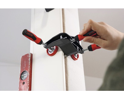 Osoba upevňuje obrobok pomocou uhlovej svorky od spoločnosti Bessey.