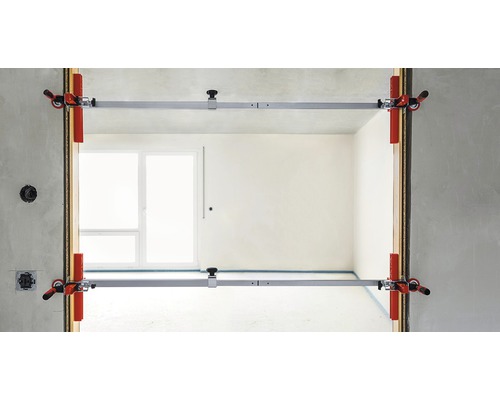 Rozpera dverového rámu používaná v hrubej stavbe na montáž dverových rámov