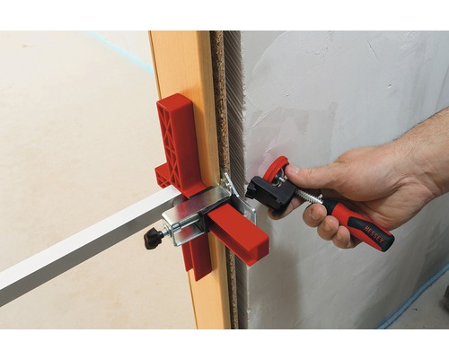 Montáž dverovej zárubne pomocou rozperky