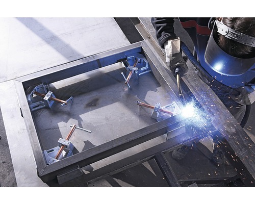 Zváranie kovového rámu pomocou uhlových zveriek