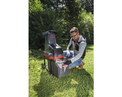 Záhradný drvič AL-KO s obsluhou v záhrade