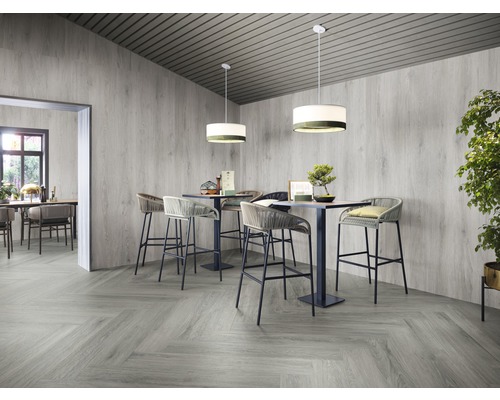 Interiér s podlahovou krytinou, stenovými panelmi, stolmi a stoličkami