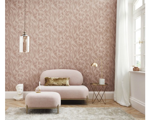 Obývacia izba so vzorovanou tapetou, kreslom a príručným stolíkom