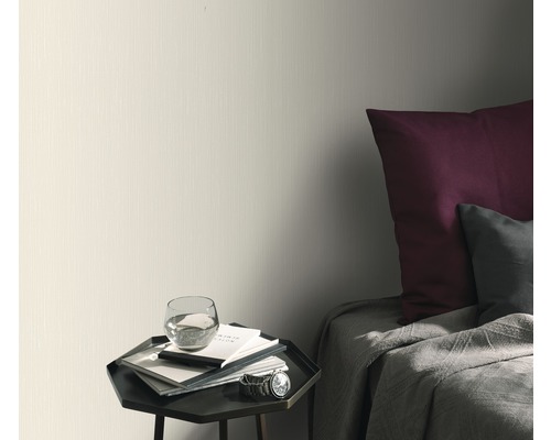 Svetlá tapeta v spálni s nočným stolíkom a posteľou