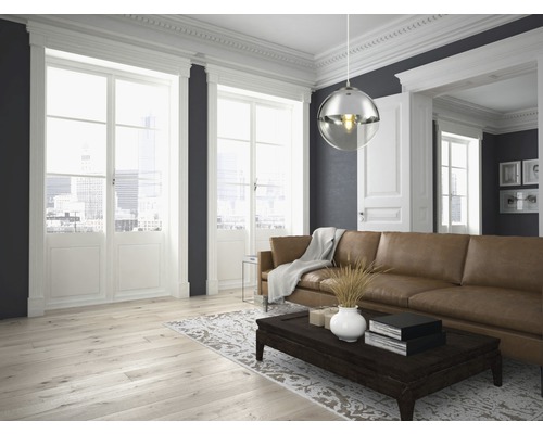 Obývacia izba s koženou sedačkou, konferenčným stolíkom a závesným svietidlom