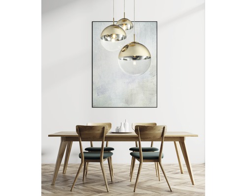 Jedáleň s dreveným stolom, stoličkami a závesnou lampou