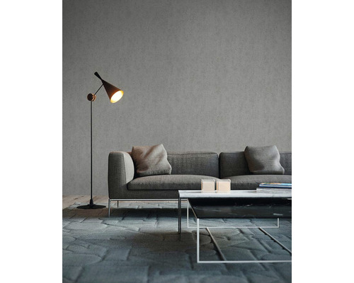 Obývacia izba so stojacou lampou, pohovkou, konferenčným stolíkom a kobercom pre útulnú atmosféru