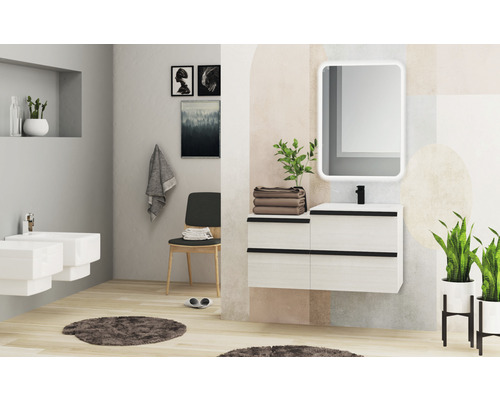 Kúpeľňa s umývadlovou skrinkou, zrkadlom, uterákmi a dekoráciami.