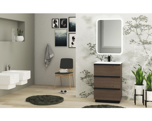 Svetlá kúpeľňa s umývadlom, zrkadlom, bidetom a dekoráciami pre priateľskú atmosféru.