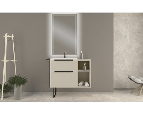 Moderná kúpeľňa s umývadlovou skrinkou, osvetleným zrkadlom a dreveným rebríkom