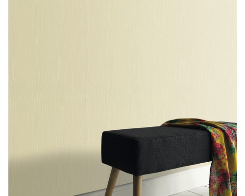 Svetlá tapeta s jemnou štruktúrou vedľa lavice s látkou