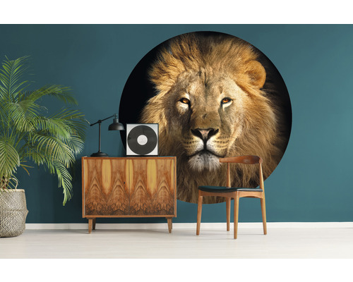 Obývacia izba s nálepkou na stenu s hlavou leva, komoda, lampa, izbová rastlina a stolička
