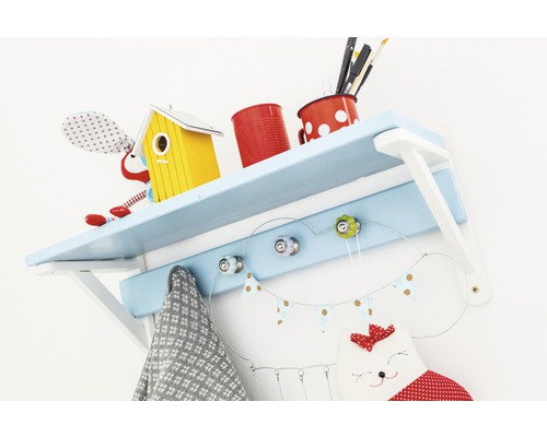 Polica s vešiakom na dekoráciu a úložný priestor detskej izby