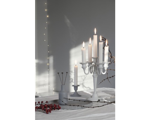 Slávnostná dekorácia stola so svietnikom a sviečkami