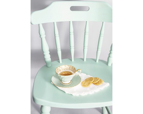 Drevená stolička s šálkou čaju a sušienkami