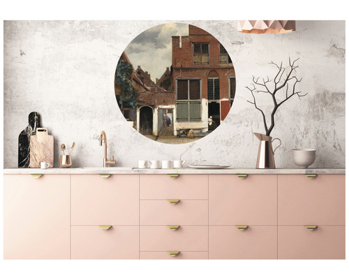 Kuchynská scéna s nástennou maľbou starej budovy, drezom a dekoráciou